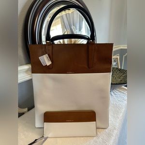 🌟NWT Coach Navy Tan and White  Boarskin Town Tote and matching wallet